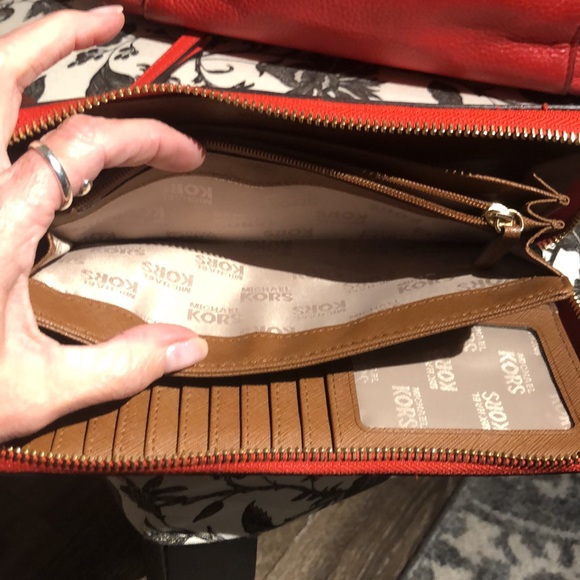 Michael Kors tote and wallet - Picture 4 of 10